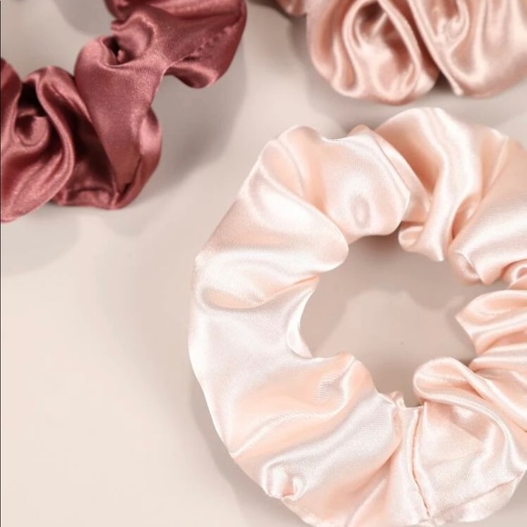 4PC Satin Face Masks Cover & 4PC Hair Scrunchies - Picture 5 of 8